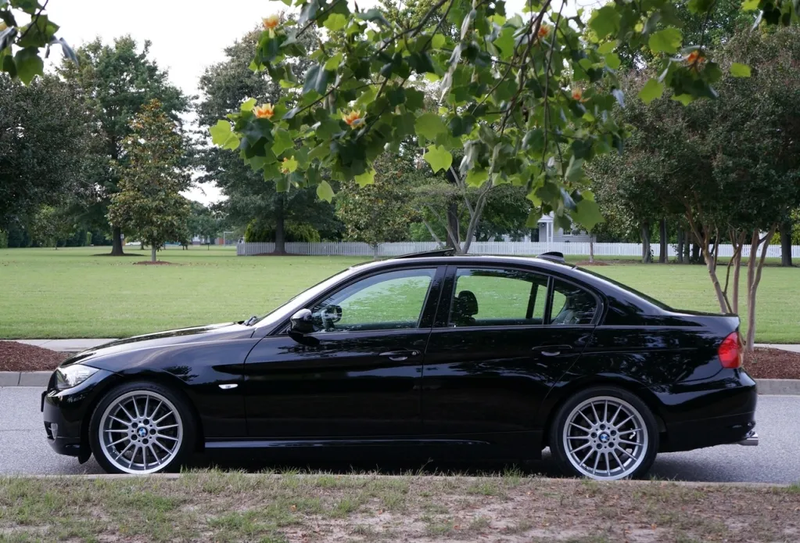 Illustration for article titled I found an album completely dedicated to an E90 on style 32s